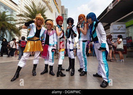 Le cosplay, Harajuku, groupe de fans déguisés en personnages de manga japonais en face de la centre commercial Siam Paragon, Bangkok Banque D'Images