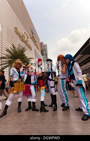 Le cosplay, Harajuku, groupe de fans déguisés en personnages de manga japonais en face de la centre commercial Siam Paragon, Bangkok Banque D'Images