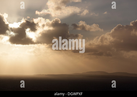 Des îles Orcades, en Écosse. La silhouette pittoresque vue sur les Pentland Firth avec l'île de Hoy en arrière-plan. Banque D'Images