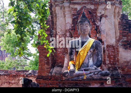 Bouddha assis dans les ruines du Wat Phra Mahathat, Ayutthaya, Thaïlande, Asie Banque D'Images