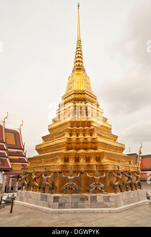 Chedi doré, gardes à caryatide, Wat Phra Kaeo, Bangkok, Bangkok, Thaïlande, Asie Banque D'Images