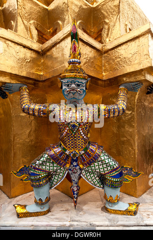 Siège à caryatide, gardien du chedi doré, Wat Phra Kaeo, Krung Thep, Bangkok, Thailande, Asie Banque D'Images