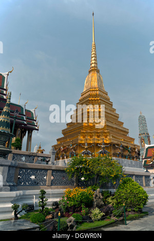 Chedi doré, gardes à caryatide, Wat Phra Kaeo, Krung Thep, Bangkok, Thailande, Asie Banque D'Images