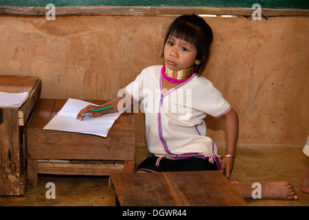 École pour filles Padaung tribus des collines, avec des bagues de centrage, les femmes à long cou, Chiang Rai, Thaïlande du Nord, Thaïlande, Asie Banque D'Images