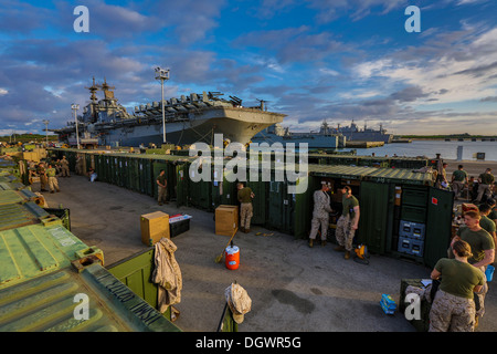 Les Marines américains et les marins affectés au 26e Marine Expeditionary Unit (MEU) stand by pour que leurs conteneurs inspectés par les agents des douanes des États-Unis au cours de la 26e MEU's laver à la base navale de Rota, en Espagne, le 19 octobre 2013. La 26e MEU est un air marin Banque D'Images