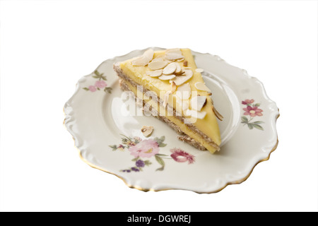 Libre d'une tranche d'un gâteau aux amandes sur une plaque Banque D'Images