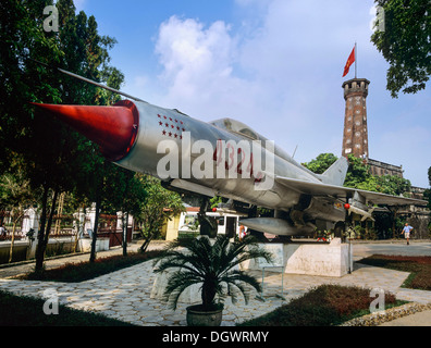 Russe MiG 21, berceau de la tour du drapeau, de l'armée, Musée d'histoire militaire, Hanoi, Provinz Ha Noi, Viet Nam Banque D'Images