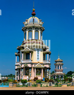 Les pagodes au temple de Cao Dai, Caodaiism, Tay Ninh, Vietnam, Südvietnam Banque D'Images