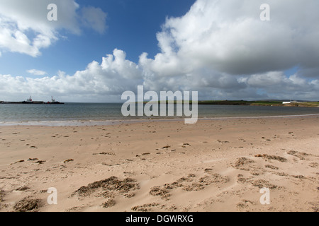 Des îles Orcades, en Écosse. Vue pittoresque de la plage de la baie de Scapa Scapa Flow avec en arrière-plan. Banque D'Images