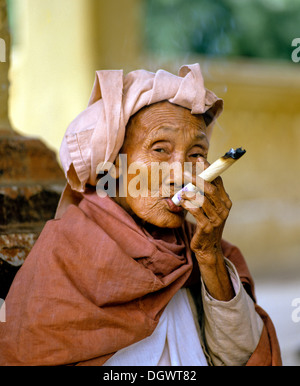 Personnes âgées un Cheerot birmane fumeurs de cigare et de porter un foulard, mendiant, Mandalay, Mingun, Mingun, Sagaing-Division Banque D'Images