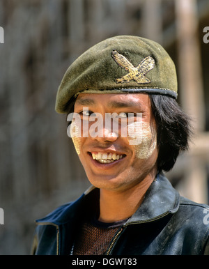 Jeune homme patriotique avec thanaka coller sur son visage, portant une casquette militaire et une veste en cuir, Tachilek, Shan State, Myanmar Banque D'Images