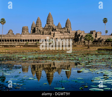 Temple d'Angkor Wat reflété dans un étang de lotus, Angkor Wat, la Province de Siem Reap, Cambodge Banque D'Images