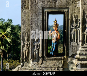 Danseuse du temple ou dans une fenêtre de l'apsara du temple d'Angkor Vat à côté d'Apsara, reliefs, Site du patrimoine culturel mondial de l'UNESCO Banque D'Images