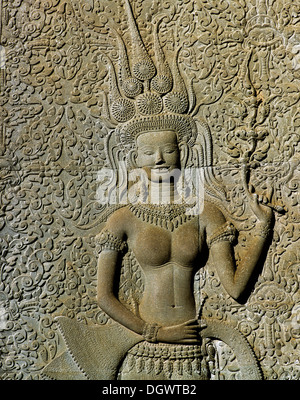 Danseuse apsara souriante, grès soulagement dans le temple d'Angkor Wat, Site du patrimoine culturel mondial de l'UNESCO, Siem Reap Banque D'Images