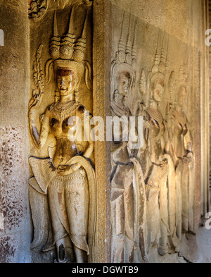 Les danseuses Apsara, reliefs de grès dans le temple d'Angkor Wat, Site du patrimoine culturel mondial de l'UNESCO, Siem Reap Banque D'Images