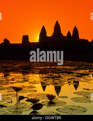 Temple principal d'Angkor Wat reflété dans un étang de lotus, silhouette au lever du soleil, Site du patrimoine culturel mondial de l'UNESCO, Siem Reap Banque D'Images