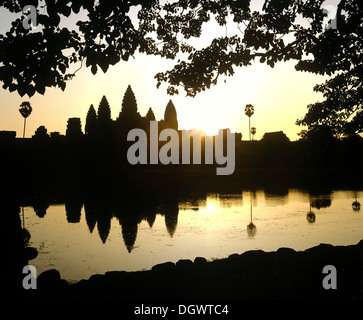 Temple principal d'Angkor Wat reflète dans un étang, silhouette au lever du soleil, Site du patrimoine culturel mondial de l'UNESCO, Siem Reap Banque D'Images