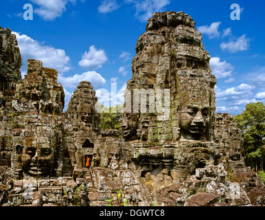 Temple Bayon, moine, face à tours, visages de Bodhisattva Lokeshvara, Avalokiteshvara, Angkor Thom, la Province de Siem Reap, Cambodge Banque D'Images