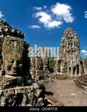 Temple Bayon, deuxième terrasse, face à tours, les visages souriants de Bodhisattva Lokeshvara, Avalokiteshvara, Angkor Thom Banque D'Images