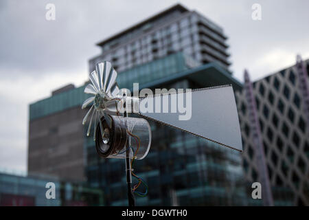 Appareils et machines de recueillir et d'amplifier les ondes sonores à Manchester, UK champ fantôme est une installation d'art sonore en utilisant l'énergie éolienne pour les synthétiseurs influence un tableau à la Quays, Manchester Trafford Park, à ouvrir de semaine. Un week-end d'activités visites touristiques, des pourparlers avec un autre monde fascinant des sons à partir des instruments d'énergie éolienne à l'extérieur du Centre des médias de la BBC. Banque D'Images