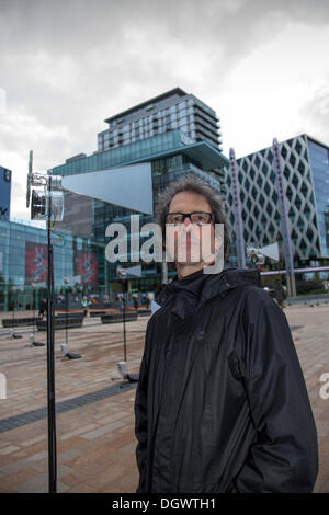 Mark Anderson avec les appareils et machines de recueillir et d'amplifier les ondes sonores à Manchester, UK champ fantôme est une installation d'art sonore en utilisant l'énergie éolienne pour les synthétiseurs influence un tableau à la Quays, Manchester Trafford Park, à ouvrir de semaine. Un week-end d'activités visites touristiques, des pourparlers avec un autre monde fascinant des sons à partir des instruments d'énergie éolienne à l'extérieur du Centre des médias de la BBC. Banque D'Images