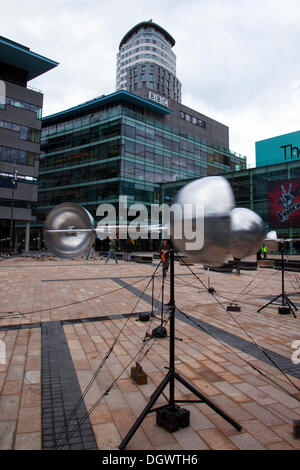 Appareils et machines de recueillir et d'amplifier les ondes sonores à Manchester, UK champ fantôme est une installation d'art sonore en utilisant l'énergie éolienne pour les synthétiseurs influence un tableau à la Quays, Manchester Trafford Park, à ouvrir de semaine. Un week-end d'activités visites touristiques, des pourparlers avec un autre monde fascinant des sons à partir des instruments d'énergie éolienne à l'extérieur du Centre des médias de la BBC. Banque D'Images