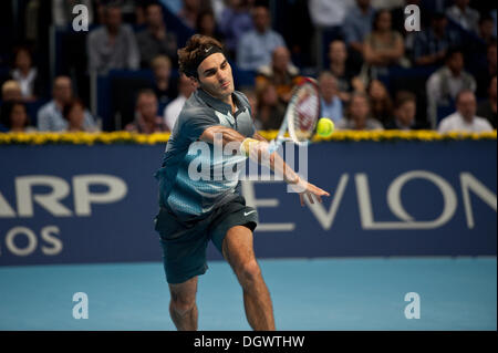 Bâle, Suisse. 26Th Oct, 2013. Roger Federer (SUI) frappe la balle au cours d'un match de demi-finale de la Swiss Indoors à St Jakobshalle le samedi. Photo : Miroslav Dakov/ Alamy Live News Banque D'Images