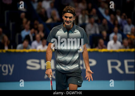 Bâle, Suisse. 26Th Oct, 2013. Roger Federer (SUI) en colère lors d'un match de demi-finale de la Swiss Indoors à St Jakobshalle le samedi. Photo : Miroslav Dakov/ Alamy Live News Banque D'Images