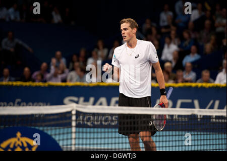 Bâle, Suisse. 26Th Oct, 2013. Vasek Pospisil (CAN) cheers au cours d'un match de demi-finale de la Swiss Indoors à St Jakobshalle le samedi. Photo : Miroslav Dakov/ Alamy Live News Banque D'Images