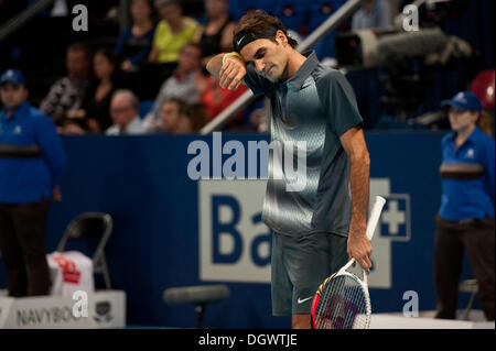 Bâle, Suisse. 26Th Oct, 2013. Roger Federer (SUI) essuie son front pendant un match de la demi finale du Swiss Indoors à St Jakobshalle le samedi. Photo : Miroslav Dakov/ Alamy Live News Banque D'Images
