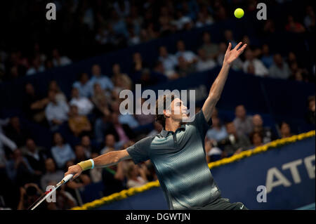 Bâle, Suisse. 26Th Oct, 2013. Roger Federer (SUI) sert à l'occasion d'un match de demi-finale de la Swiss Indoors à St Jakobshalle le samedi. Photo : Miroslav Dakov/ Alamy Live News Banque D'Images