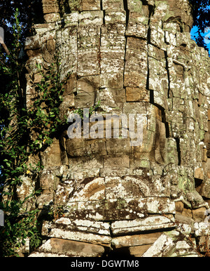 La tour de la porte avec un visage de pierre sur la porte ouest, Ta Phrom, temple Angkor, Siem Reap, la Province de Siem Reap, Cambodge Banque D'Images