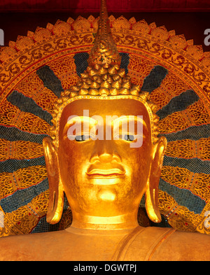 Golden Buddha dans Wat Phra Sing Temple, une statue de Bouddha assis, Chiang Mai, Thaïlande du Nord, Thaïlande Banque D'Images