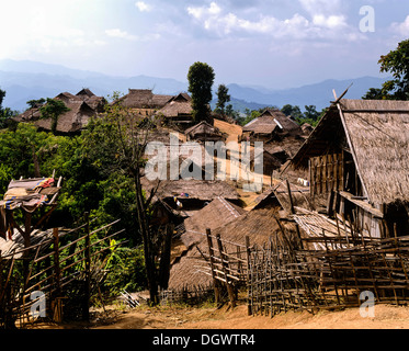 Village Akha sur la frontière birmane dans l'ouest de Chiang Rai, huttes de bambou, province de Chiang Rai, dans le Nord de la Thaïlande, Thaïlande Banque D'Images