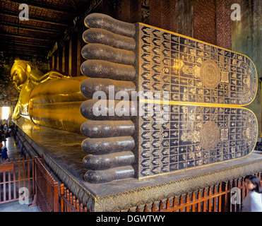 Incrustation de nacre sur la plante du Bouddha couché, de 45 m de long, 15m de hauteur, Wat Pho temple, Bangkok, Thaïlande centrale Banque D'Images