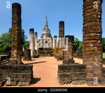 Piliers en face de Wat Chang Lom, pyramide, le parc historique de Si Satchanalai, Si Satchanalai, province de Sukhothai Banque D'Images