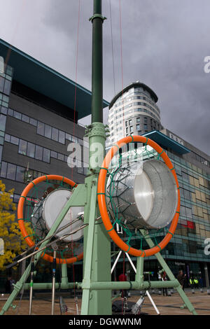 Appareils et machines de recueillir et d'amplifier les ondes sonores à Manchester, UK champ fantôme est une installation d'art sonore en utilisant l'énergie éolienne pour les synthétiseurs influence un tableau à la Quays, Manchester Trafford Park, à ouvrir de semaine. Un week-end d'activités visites touristiques, des pourparlers avec un autre monde fascinant des sons à partir des instruments d'énergie éolienne à l'extérieur du Centre des médias de la BBC. Banque D'Images