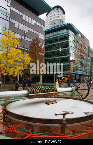 Appareils et machines de recueillir et d'amplifier les ondes sonores à Manchester, UK champ fantôme est une installation d'art sonore en utilisant l'énergie éolienne pour les synthétiseurs influence un tableau à la Quays, Manchester Trafford Park, à ouvrir de semaine. Un week-end d'activités visites touristiques, des pourparlers avec un autre monde fascinant des sons à partir des instruments d'énergie éolienne à l'extérieur du Centre des médias de la BBC. Banque D'Images