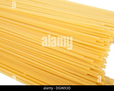 Spaghetti cru isolé sur fond blanc Banque D'Images