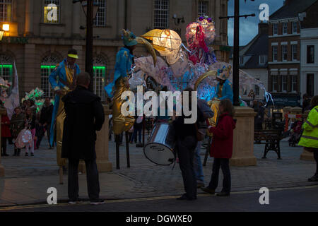 Northampton, Royaume-Uni. 26Th Oct, 2013. Organisé par l'organisme de protection sociale hindoue. La fête hindoue des lumières procession a commencé en Northampton à 18h, à l'église All Saints et est dirigé par le maire de Northampton, Leslie Marriott, aux côtés de députés et d'autres dignitaires. À partir de l'église All Saints, la procession à la tête de Abington Street jusqu'à la rue du poisson, s'arrête à la Guidhall pour une Diva offrant puis retour à l'église All Saints où une autre diva offre sera faite. Credit : Keith J Smith./Alamy Live News Banque D'Images