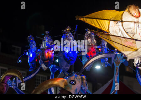 Northampton, Royaume-Uni. 26Th Oct, 2013. Organisé par l'organisme de protection sociale hindoue. La fête hindoue des lumières procession a commencé en Northampton à 18h, à l'église All Saints et est dirigé par le maire de Northampton, Leslie Marriott, aux côtés de députés et d'autres dignitaires. À partir de l'église All Saints, la procession à la tête de Abington Street jusqu'à la rue du poisson, s'arrête à la Guidhall pour une Diva offrant puis retour à l'église All Saints où une autre diva offre sera faite. Credit : Keith J Smith./Alamy Live News Banque D'Images