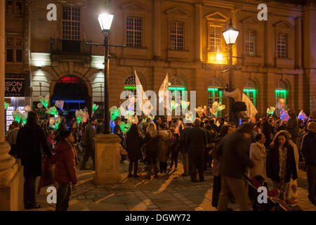 Northampton, Royaume-Uni. 26Th Oct, 2013. Organisé par l'organisme de protection sociale hindoue. La fête hindoue des lumières procession a commencé en Northampton à 18h, à l'église All Saints et est dirigé par le maire de Northampton, Leslie Marriott, aux côtés de députés et d'autres dignitaires. À partir de l'église All Saints, la procession à la tête de Abington Street jusqu'à la rue du poisson, s'arrête à la Guidhall pour une Diva offrant puis retour à l'église All Saints où une autre diva offre sera faite. Credit : Keith J Smith./Alamy Live News Banque D'Images