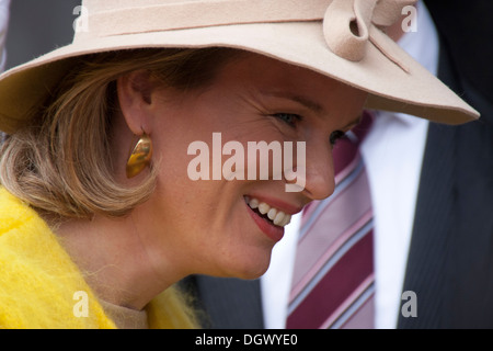 La Reine Mathilde fait sa joyeuse entrée à Liège avec le roi Philippe. Le couple royal a été accueilli par une foule de 8000 pers. Banque D'Images