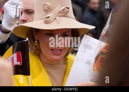 La Reine Mathilde fait sa joyeuse entrée à Liège avec le roi Philippe. Le couple royal a été accueilli par une foule de 8000 pers. Banque D'Images