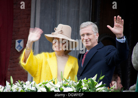 Philippe fait sa joyeuse entrée à Liège avec la reine Mathilde. Le couple royal a été accueilli, par une foule de 8000 personnes. Banque D'Images