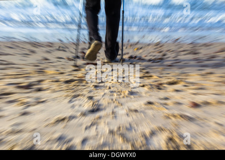 Pieds de l'homme de cultiver la marche nordique sur la plage Banque D'Images