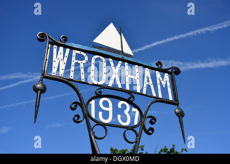 Wroxham panneau du village, Wroxham, Norfolk Broads, Norfolk, Angleterre, Royaume-Uni Banque D'Images