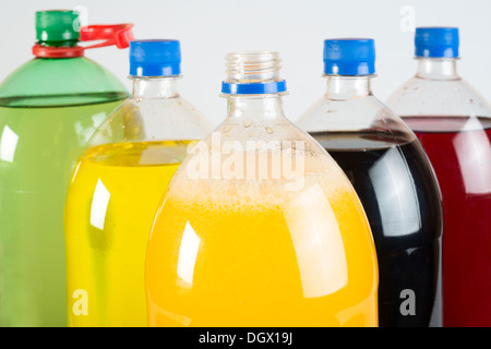 Les boissons gazeuses dans des bouteilles en plastique. Boissons multicolores. Studio shot Banque D'Images