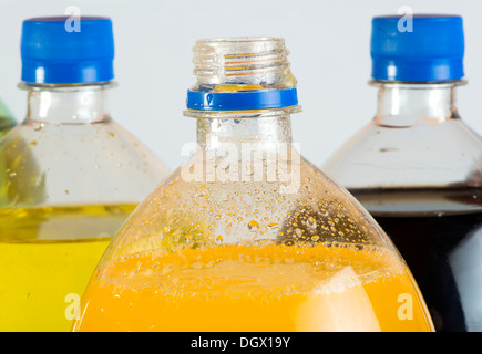 Les boissons gazeuses dans des bouteilles en plastique. Boissons multicolores. Studio shot Banque D'Images