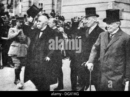 Ancienne photo de Georges Clemenceau, Woodrow Wilson et David Lloyd George à la signature du Traité de Versailles, 1919 Banque D'Images